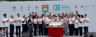 一眾嘉賓參與切蛋糕儀式，一同慶祝香港醫學發展一百三十年。
